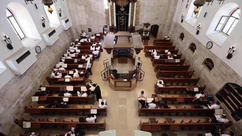 Inside the synagogue in the Old City of Jerusalem. Jewish quarter. Vidéo 148545750