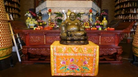 Inside the temple golden statue of Kali Vidéo 74064295