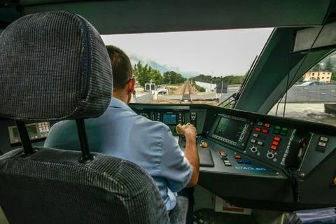 Inside the train cabin with a train driver in operation while driving Foto stock