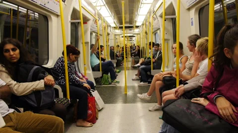 Inside a train at London Underground Vidéo 40391308