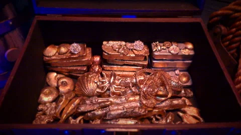 Inside a treasure chest filled with gold ingots and valuables. Видео 334642028