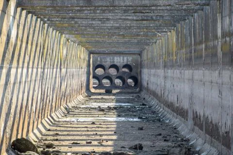 Inside view of the irrigation artificial concrete channel. Foto stock