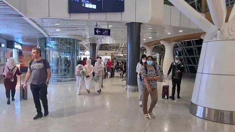 Inside view of passengers roaming inside Colombo airport Vidéo 239780358
