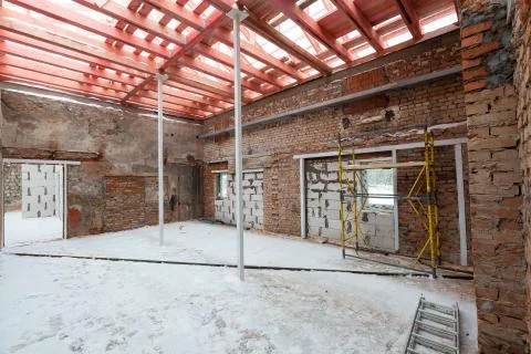 Inside view of working process of building house with wall made from foamed Stock-Fotos