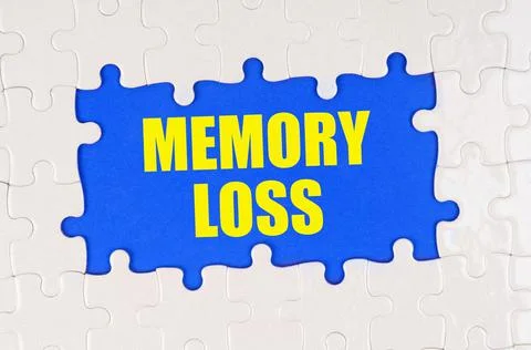 Inside the white puzzles on a blue background it is written - MEMORY LOSS 스톡 사진