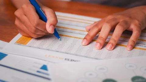 Insights data management analyzing office workspace document preparation a .. Foto stock