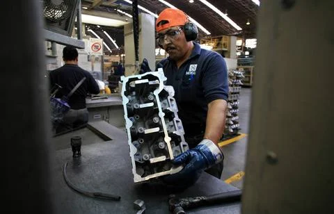  Inspeccion de tapas de cilindro de Ford en la planta de Nemak en Monterre... Stock Photos