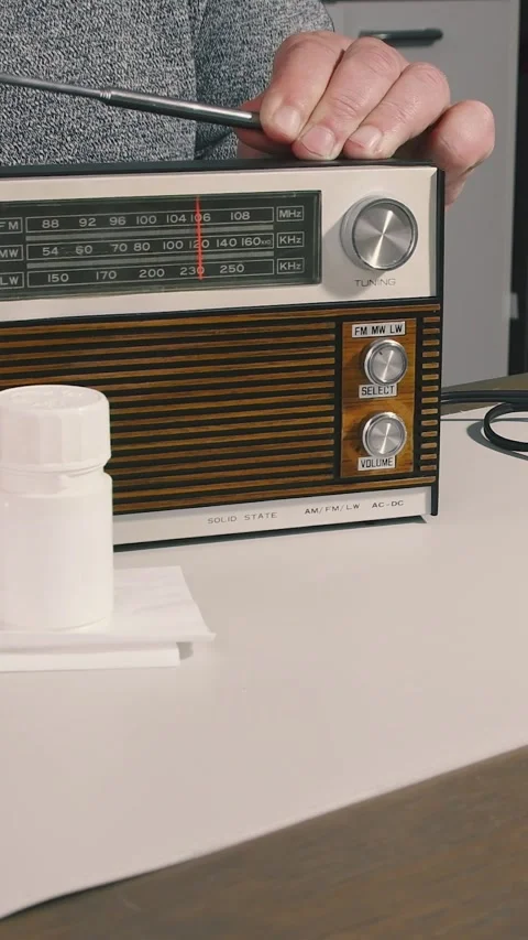 Inspecting and testing an old radio receiver for repair and functionality i.. 스톡 동영상 310714979