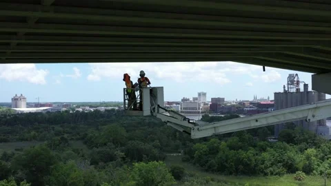 Inspecting the Bridge Vídeo Stock 132288993