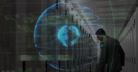 Inspecting IT tech in suit, tie, leaning toward server rack DC, hologram globe, Foto stock