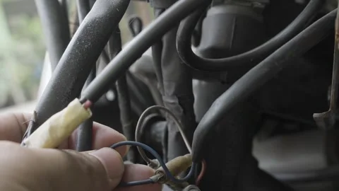 Inspecting Motorcycle Electrical Wiring 库存影片 252590129