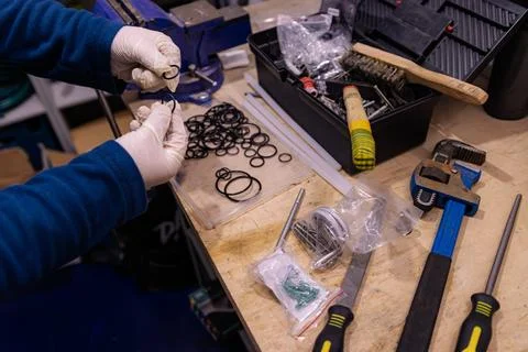 Inspecting Rubber O Ring Seal by Hand, Choosing Gasket for Plumbing or Mechanica Foto stock