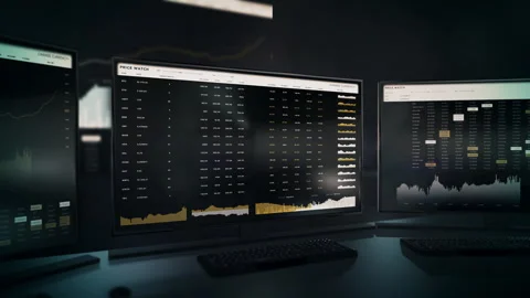 Inspecting the virtual coins costs in the cryptocurrency exchange online market Vídeos de archivo 252750760
