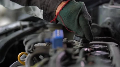 Inspection of the engine and checking the motor oil level Vídeo Stock 208590117