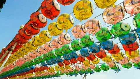 Inspection of the lanterns swaying in the wind. 库存影片 145348721