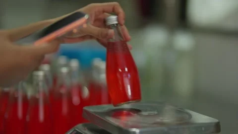Inspection of red beverage bottles Vidéo 333553530