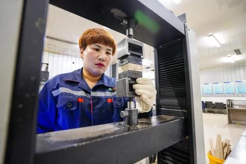 The inspector is inspecting the comprehensive indicators of the board in a .. Stockfoto's