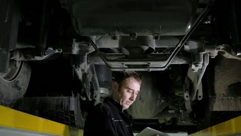 Inspector looks for breakdowns and writes them to diagnostic card on computer 스톡 동영상 149607223