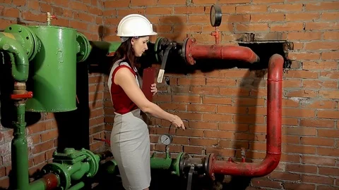 Inspector measures the temperature of the heating pipe with a laser pyrometer 動画素材 76250224