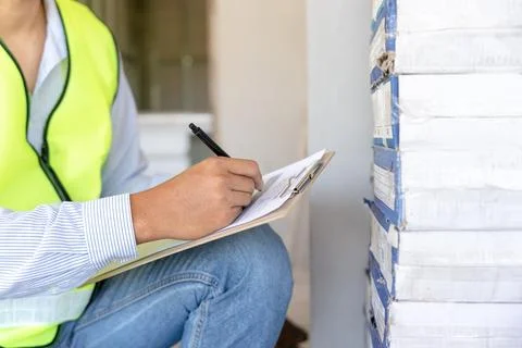 Inspector or engineer is inspecting construction house using a checklist. E.. Foto stock
