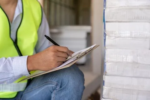 Inspector or engineer is inspecting construction house using a checklist. E.. Foto stock