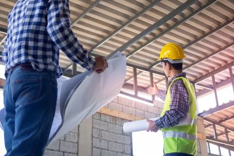 Inspectors check the completeness of the construction of the house. Discuss m Foto stock