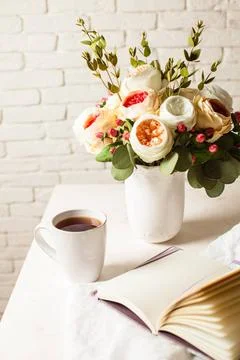 Inspiration for solving difficult problems A cup of black tea, notebook an... Foto stock