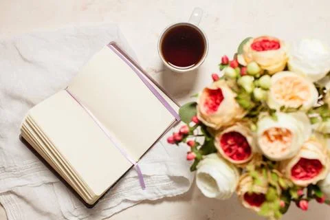 Inspiration for solving difficult problems A cup of black tea, notebook an... Foto stock