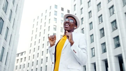 Inspired black actor dances and sings on city square Stock Footage 156959822