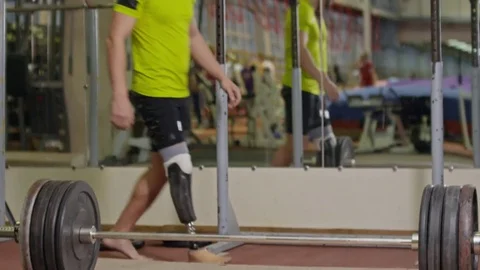 Inspiring Amputee Weightlifter 動画素材 72139717