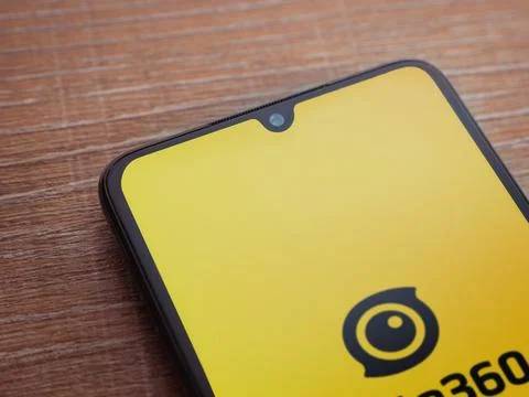Insta360 app launch screen on smartphone on wooden background. Stock Photos