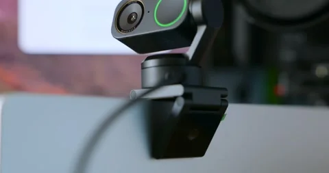 Insta360 Link 2 Pro Webcam Mounted on Monitor Edge 库存影片 339249136
