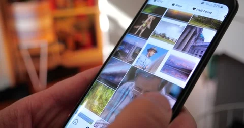 Instagram app browsing through social media networking feed Vidéo 136636232