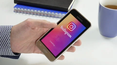 The Instagram application is loaded for a very long time 스톡 동영상 99834748