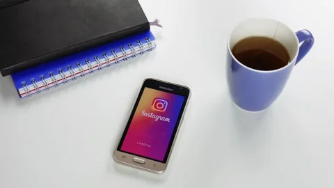 The Instagram application is loaded for a very long time 스톡 동영상 99836956