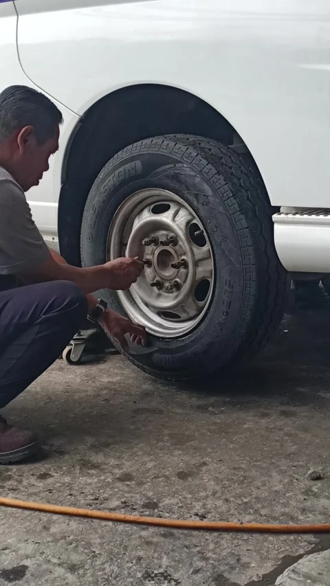 Install the tire nut 스톡 동영상 278437851