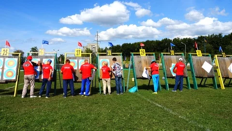 Installation of archery targets.  Vídeo Stock 116116023