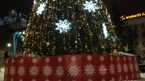 Installation of an artificial Christmas tree street view snowfall Stock Footage 226392997