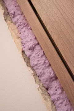 Installation of doors using polyurethane foam mounting Foto stock