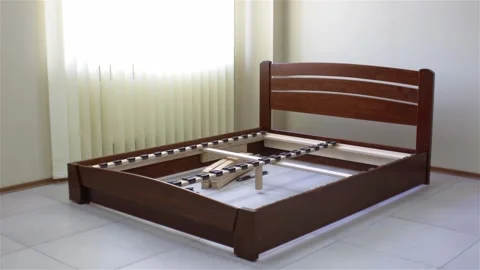 Installation of a double wooden bed Vidéo 197380431