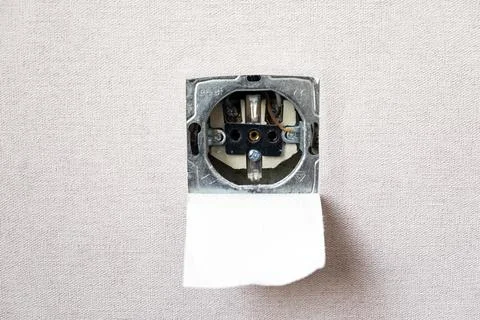 Installation of electrical outlets during repairs in a wall Foto stock