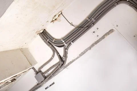 Installation of electrical wiring on the ceiling. 库存照片