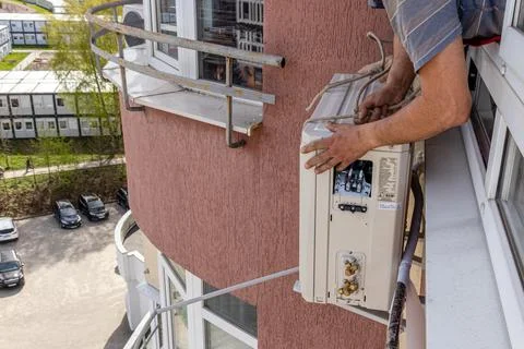 Installation of the external unit of the air conditioner Lviv Ukraine 08.04.24 Foto stock
