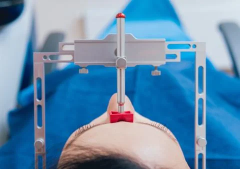 Installation of the face-bow. Functional diagnostics. Dental technology Foto stock