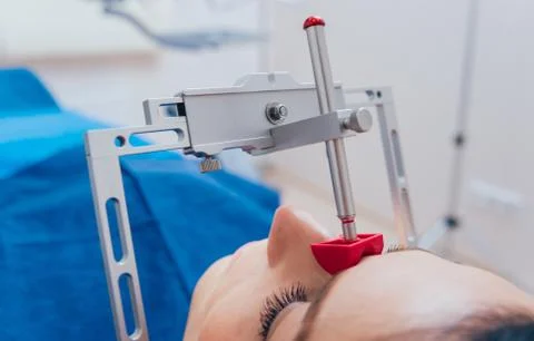Installation of the face-bow. Functional diagnostics. Dental technology Foto stock
