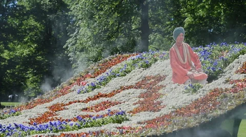 Installation Flying Carpet in Mikhailovsky Garden, St. Petersburg 스톡 동영상 64085397