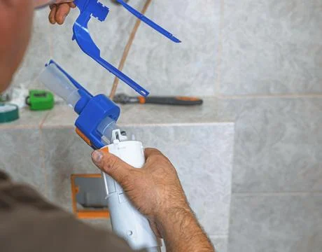 Installation of an internal flushing mechanism inside a built in toilet tank 库存照片