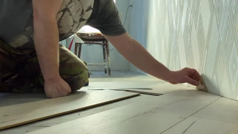 Installation of a laminate board by a professional worker. Vídeos de archivo 249311682