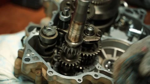 Installation of mechanisms in the ATV engine after repair work Vidéo 157497041