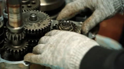 Installation of mechanisms in the ATV engine after repair work Vidéo 157497128